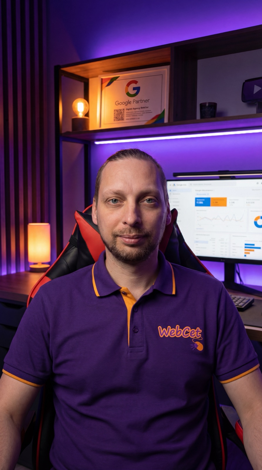 Євген Ковалевський у робочому кабінеті, на полиці — сертифікат Google Partner